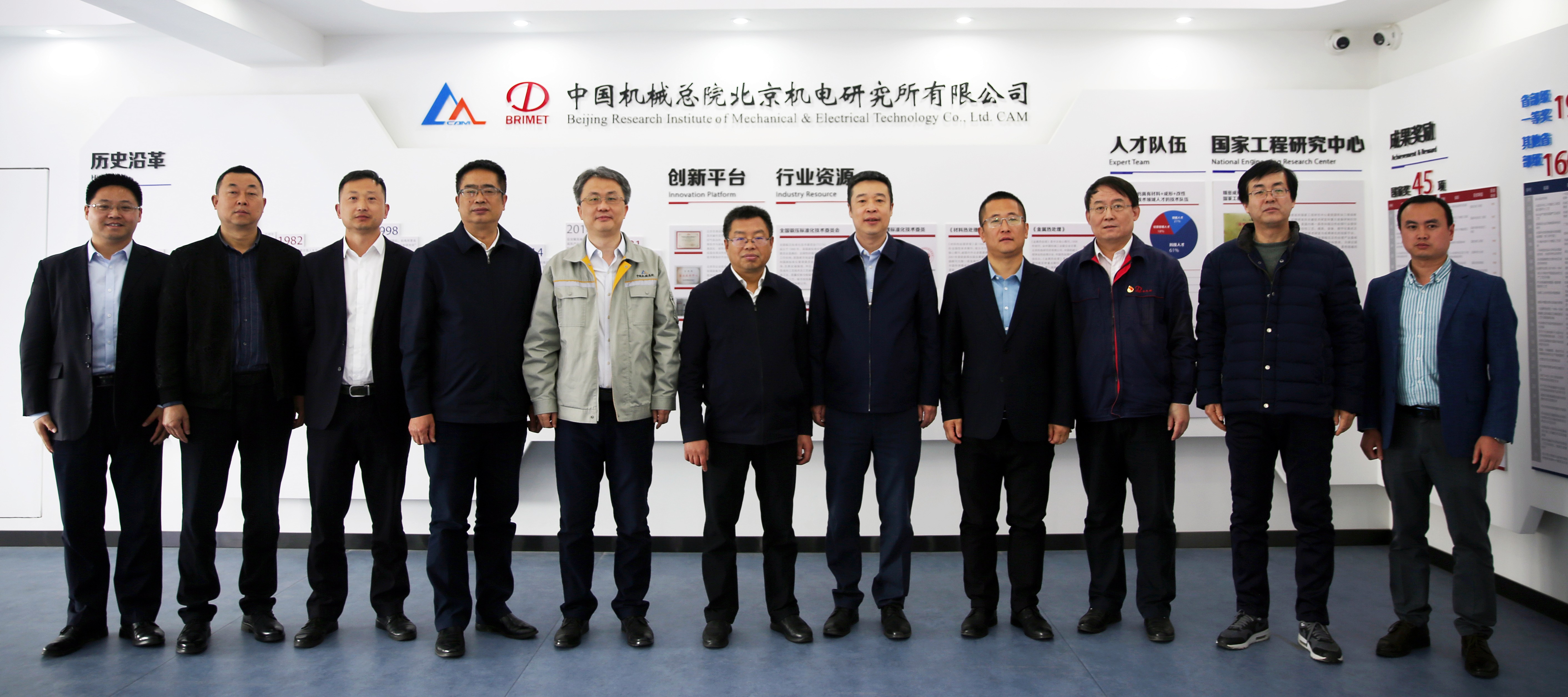 5.參觀(guān)機(jī)電所展廳.jpg 5.參觀(guān)機(jī)電所展廳.jpg